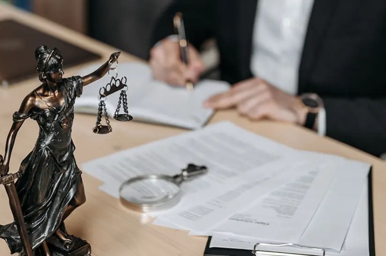 Hire a Divorce Lawyer for Your Case